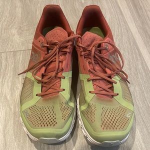 ON Women’s Running Cloudflow Size 9, Guava/Dust Rose